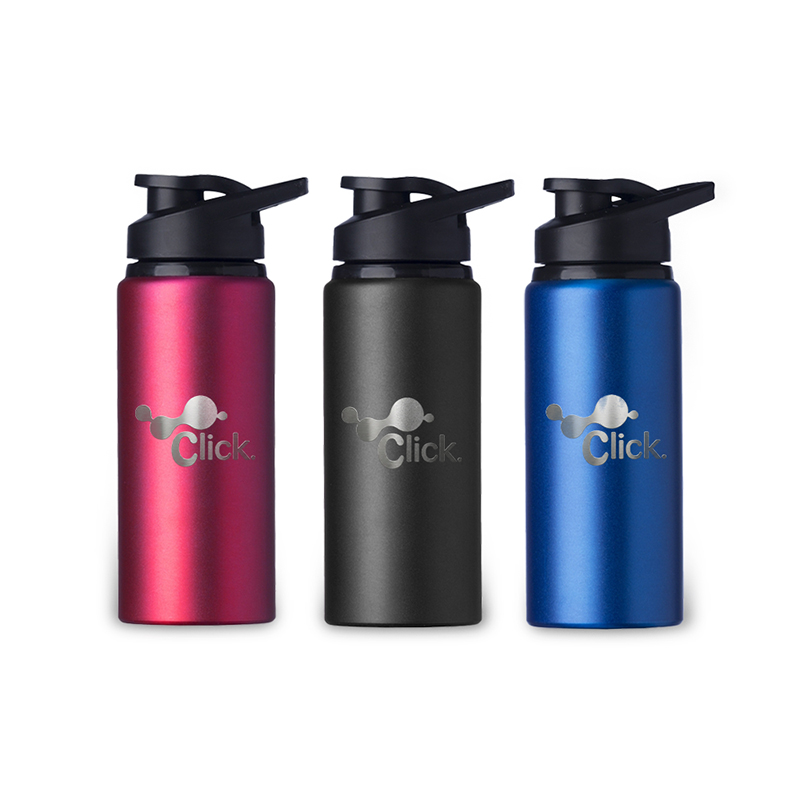 Squeeze em alumínio com capacidade máxima de 650ml. Possui pintura spray de acabamento fosco e revestimento plástico no bocal. Conta com tampa rosqueável em plástico polipropileno (PP) com protetor para o bocal e alça fixa.

Altura :  21 cm

Largura :  8,3 cm

Circunferência :  22,9 cm

Diametro :  sem tampa 5,5 cm

Medidas aproximadas para gravação (CxL):  15 cm x 7 cm

